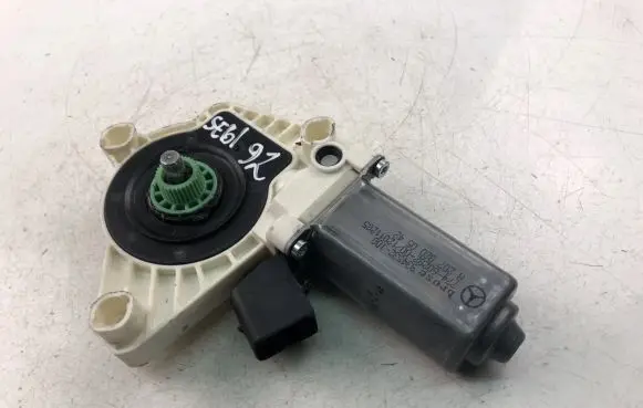 Mercedes-Benz E A207 Front door window regulator motor A2078200542