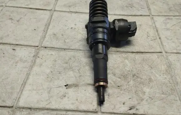 Skoda Fabia Mk1 (6Y) Fuel injector 038130073AJ 0414720037