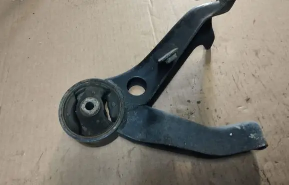Peugeot 4007 Engine mount bracket