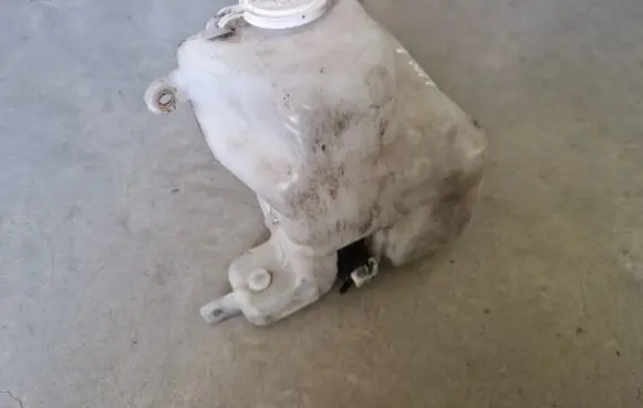 Mitsubishi L200 Windshield washer fluid reservoir/tank