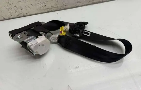 Volkswagen PASSAT B7 Front seatbelt 3C1857706R 34032207B