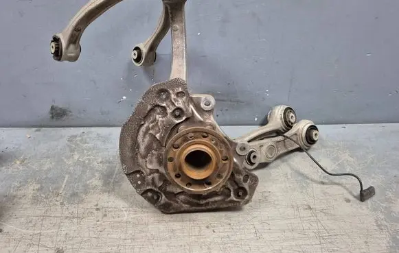 Mercedes-Benz C W205 Front wheel hub 2052100