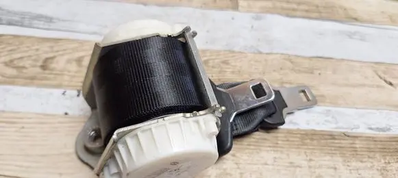 Middle seatbelt (rear)