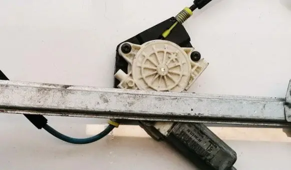 Peugeot 307 Front door window regulator motor 9634457380