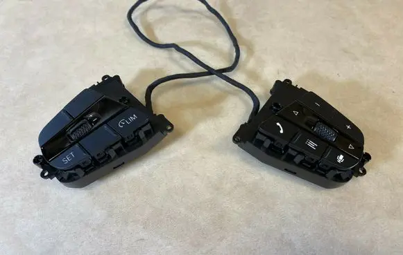 BMW 1 F40 Steering wheel buttons/switches 61319873216