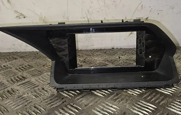 Mercedes-Benz GLK (X204) Radio/GPS head unit trim A2046804108 08456000