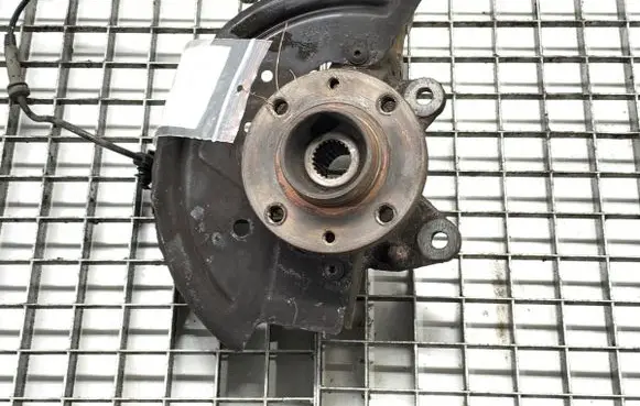 Renault Clio IV Front wheel hub spindle knuckle