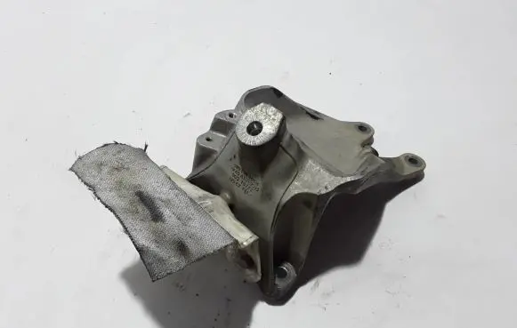 Volkswagen Touareg III Engine mounting bracket 8W0199308H