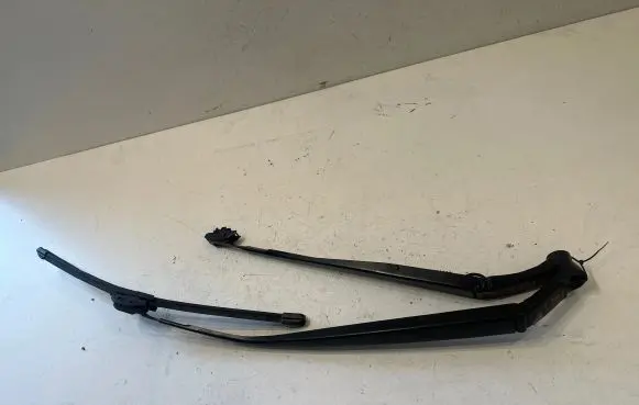 Toyota Auris E180 Front wiper blade arm