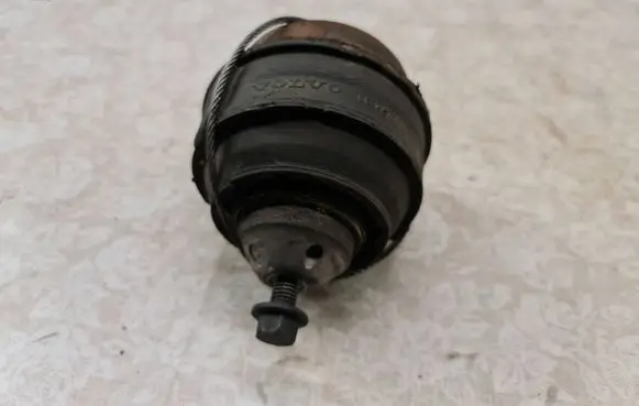 Volvo V70 Engine mount bracket 8624754