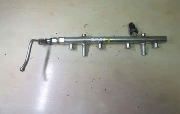 Volkswagen Golf VII Fuel distributor 06K133317G VD2600