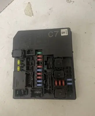 Nissan Juke I F15 Fuse module 284B71KB0B