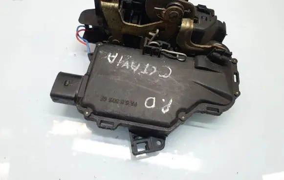 Skoda Octavia Mk2 (1Z) Front door lock