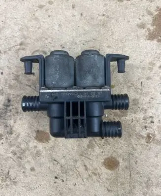 BMW 5 E39 Coolant heater control valve 1147412137 8374995