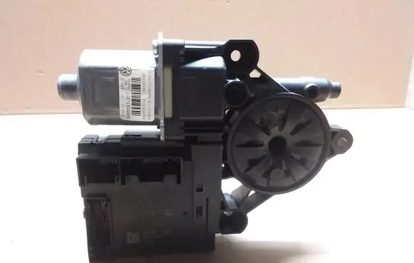 Volkswagen PASSAT B7 Front door window regulator motor 3C0959793C