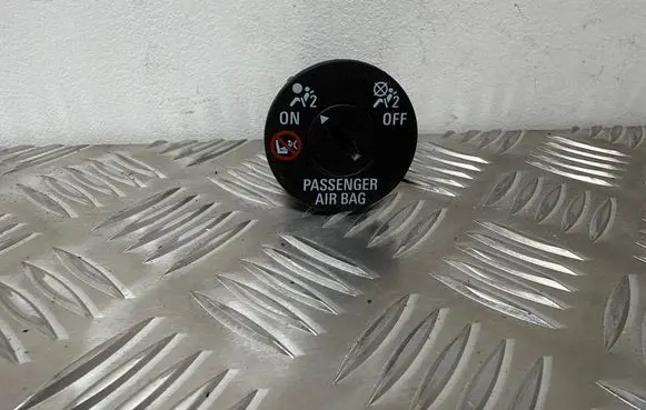 Passenger airbag on/off switch