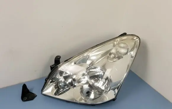 Toyota Corolla Verso AR10 Headlight/headlamp 811700F010