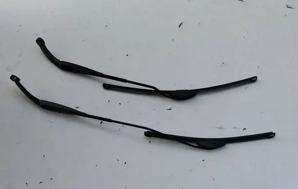 Front wiper blade arm