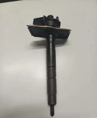 Volkswagen PASSAT B6 Fuel injector 03L130855X