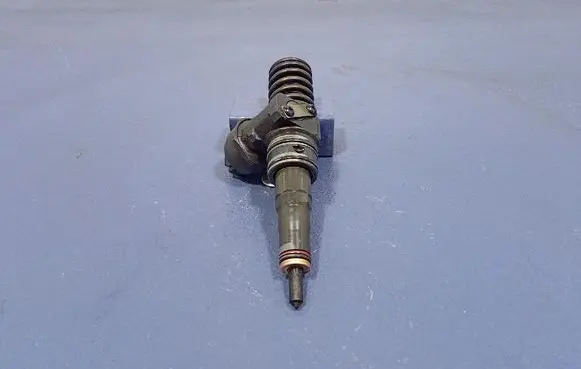 Volkswagen PASSAT B6 Fuel injector 038130073BQ