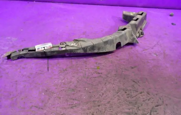 Volkswagen PASSAT B5 Front bumper mounting bracket 3B0807050A