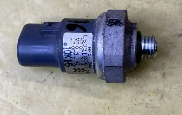 Mazda 6 Air conditioning (A/C) pressure sensor L50310001
