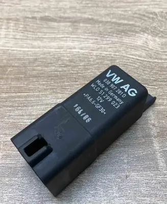 Volkswagen Golf VI Glow plug pre-heat relay 038907281D
