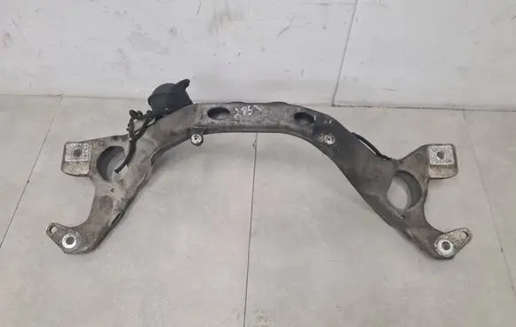 Engine mounting bracket