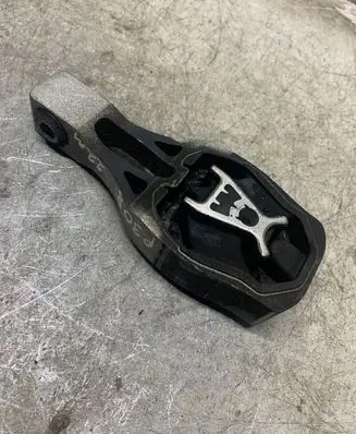 Peugeot 308 Engine mount bracket 9811786680