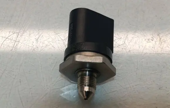 BMW X3 F25 Fuel pressure sensor 7620946