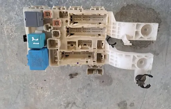 Toyota Yaris Fuse module 8273052321 9619 6K240234