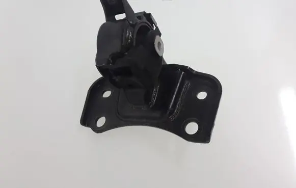 Lexus CT 200H Engine mount bracket