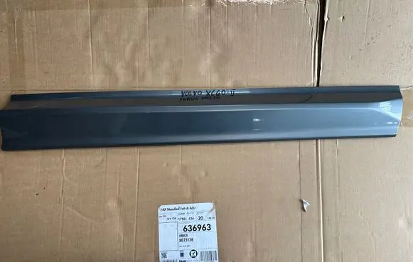 Volvo XC60 Front door trim (molding) 32208739 32208730