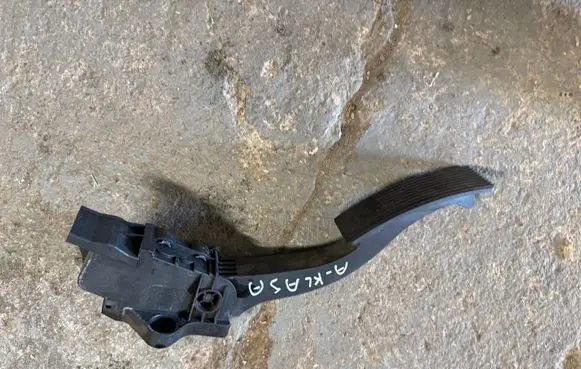 Accelerator throttle pedal