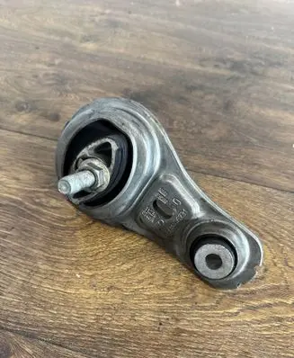 Engine mount bracket