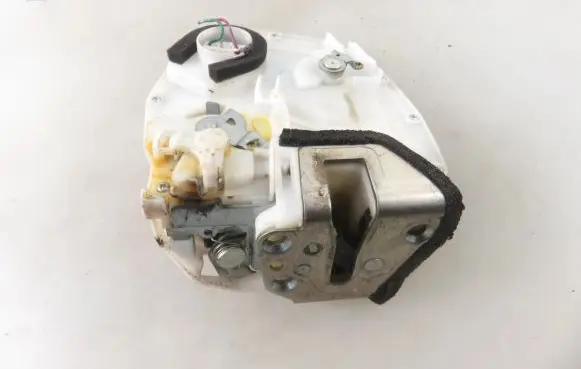 Suzuki Swift I Rear door lock