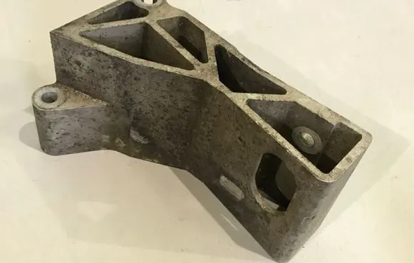 Volvo S80 Engine mounting bracket