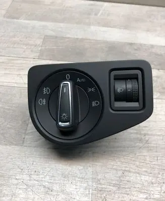 Volkswagen Golf Sportsvan Light switch 517858415B