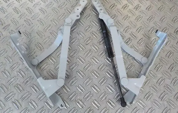 Tailgate/trunk/boot hinge