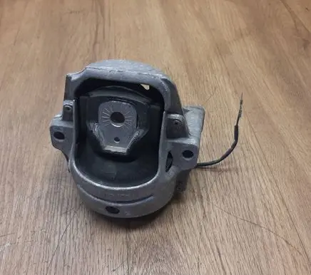 Engine mount bracket