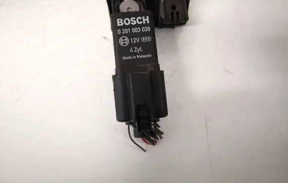 Volkswagen Golf Plus Glow plug pre-heat relay 0281003038