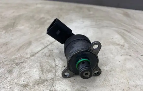 BMW 5 E60 E61 Fuel pressure regulator 