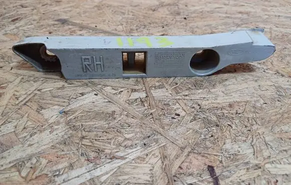 Ford Focus Front bumper mounting bracket 8M5117D958AD AM5117D958