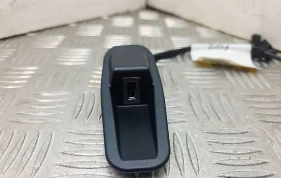 Ford Mondeo MK IV USB socket connector 9S71A045P40A AS7T14D202AA AS7T14D202