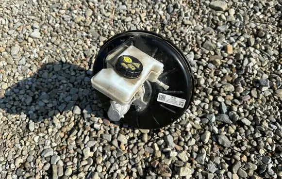 Volkswagen PASSAT B8 Brake booster 5Q1614105BL