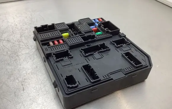 Nissan Qashqai Fuse module 284B74BA0A 521501F09 1070196964