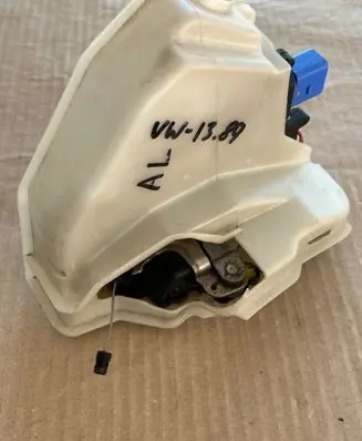 Volkswagen Golf V Rear door lock 7L0839016