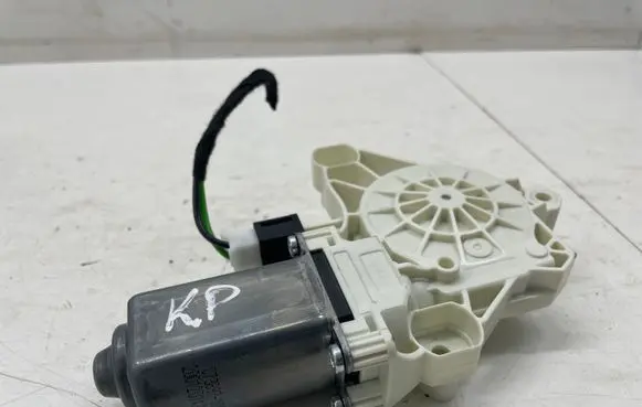 Mercedes-Benz CLA C118 X118 Front door window regulator motor A0009061507