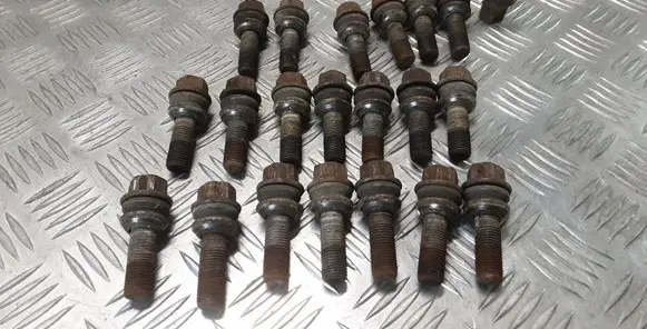 Volkswagen Touareg I Nuts/bolts 