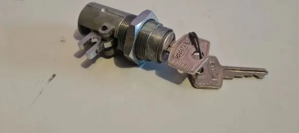 Volvo 140 Front door lock (next to the handle) 679002